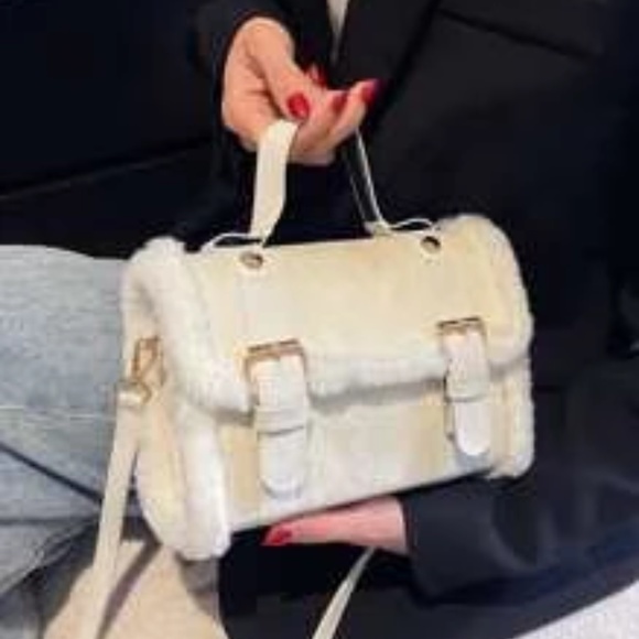 cute little furry white purse - Picture 1 of 3